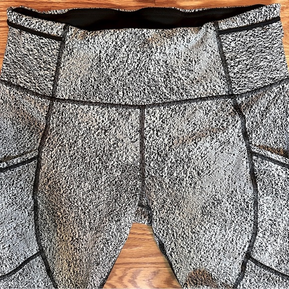 Lululemon Reflective Speed Tight Leggings Size 10 Black/White Pixel Print - Picture 9 of 16